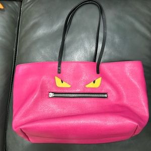Fendi Monster Roll Tote Leather
Visitar >
Medium Pink